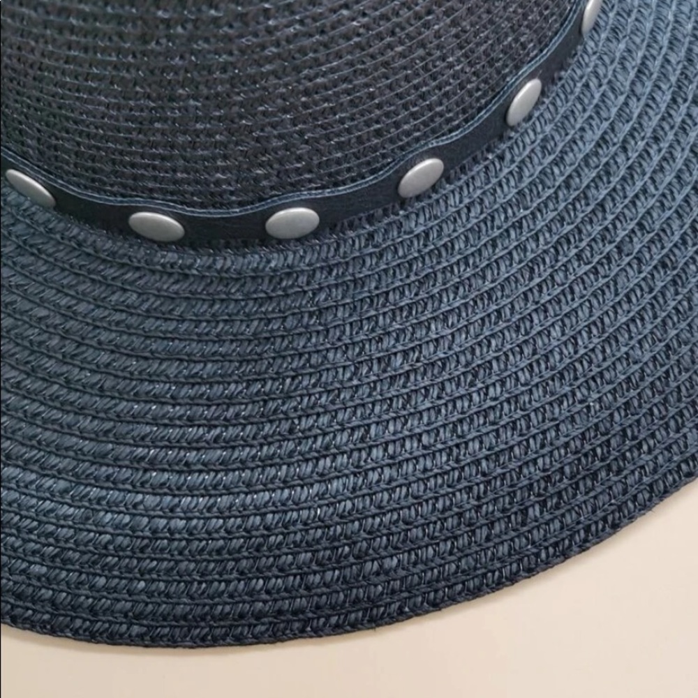Boho/ Western straw hat w/ faux leather strap around it - Picture 2 of 9